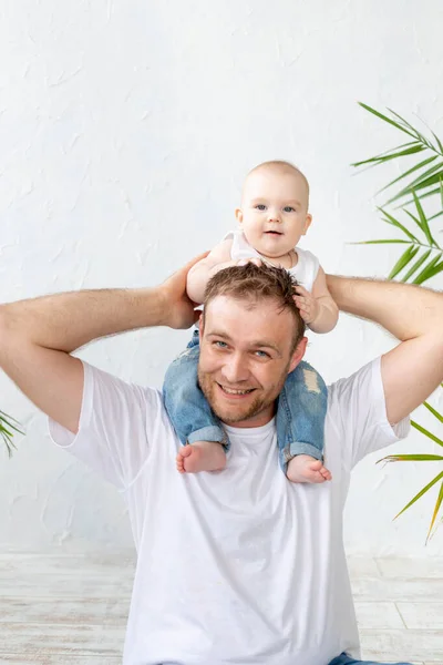 Pai Com Filho Bebê Torno Seu Pescoço Divertindo Fundo Branco — Fotografia de Stock