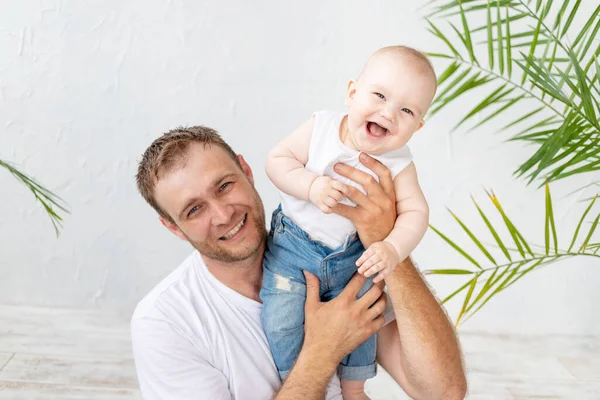 Pai Com Filho Bebê Seus Braços Rindo Fundo Branco Paternidade — Fotografia de Stock