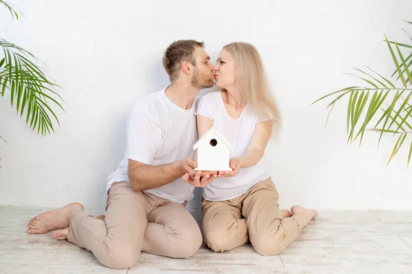 Couple Heureux Homme Une Femme Tiennent Une Maquette Une Maison — Photo