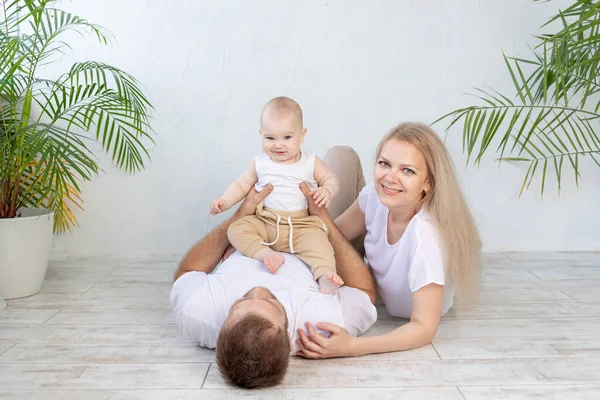 Família Feliz Mãe Pai Bebê Abraço Rir Pais Jovens Casa — Fotografia de Stock
