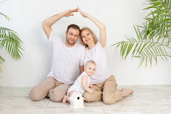 Begreppet Bostad Eller Hypotekslån För Ung Familj Mamman Och Pappan — Stockfoto