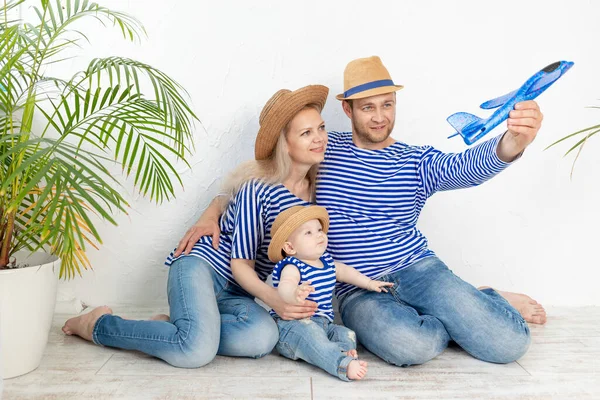 Mutlu Aile Anne Baba Bebek Yelek Şapka Içinde Denizcilik Imajında — Stok fotoğraf