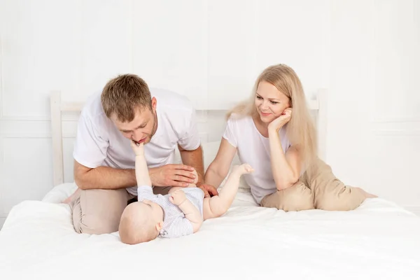 Família Feliz Mãe Pai Bebê Casa Divertindo Bebê Rastejando Primeiro — Fotografia de Stock