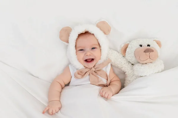 Niño Sombrero Divertido Con Orejas Con Oso Peluche Debajo Manta —  Fotos de Stock