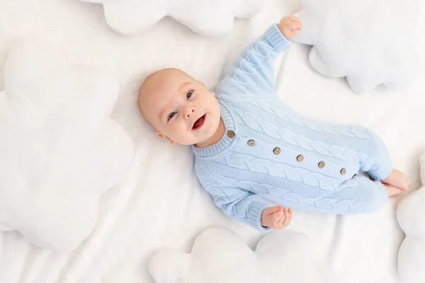 Baby Het Bed Tussen Wolkenkussens Textiel Beddengoed Voor Kinderen — Stockfoto