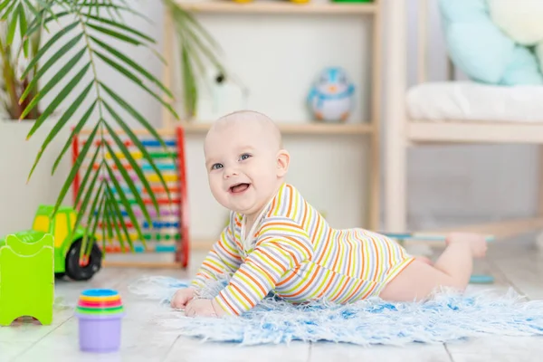 Menino Entre Brinquedos Quarto Das Crianças Bonito Engraçado Sorrindo Bebê — Fotografia de Stock