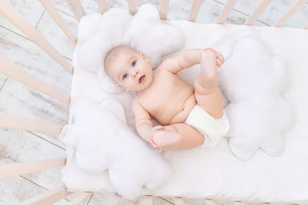 男婴在婴儿床里 可爱有趣的小宝宝六个月 健康的睡眠概念 — 图库照片