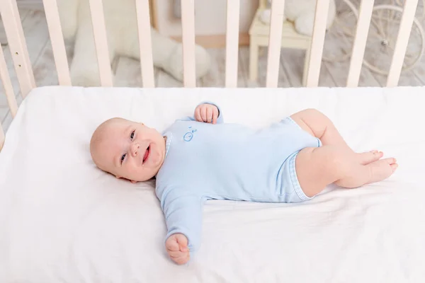 Bebê Berço Menino Bonito Seis Meses Deitado Berçário Cama — Fotografia de Stock