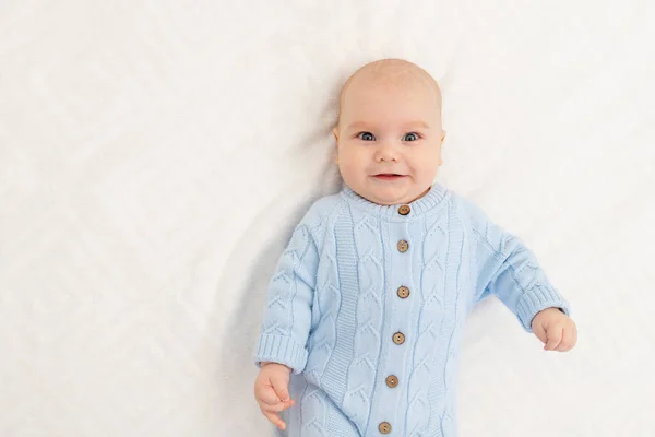 Egy Kisfiú Portréja Ágyon Boldog Mosolygós Babát — Stock Fotó