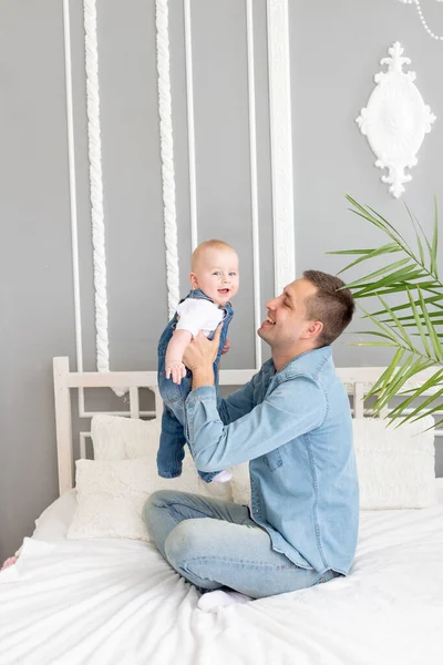 Mutlu Bir Aile Evde Bebekle Oynayan Bir Baba Babalar Günü — Stok fotoğraf