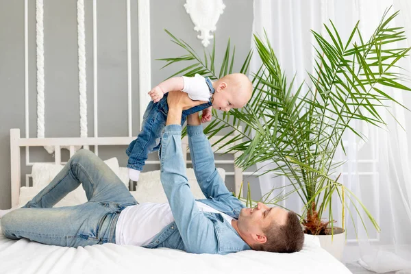 Щаслива Сім Тато Грає Дитиною Вдома Ліжку Концепція Дня Батька — стокове фото