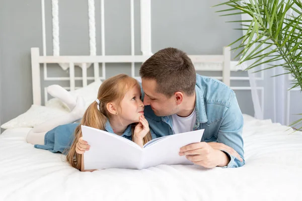 Baba Yatağa Girmeden Önce Kitap Okur Kızıyla Ders Çalışır Eğlenir — Stok fotoğraf