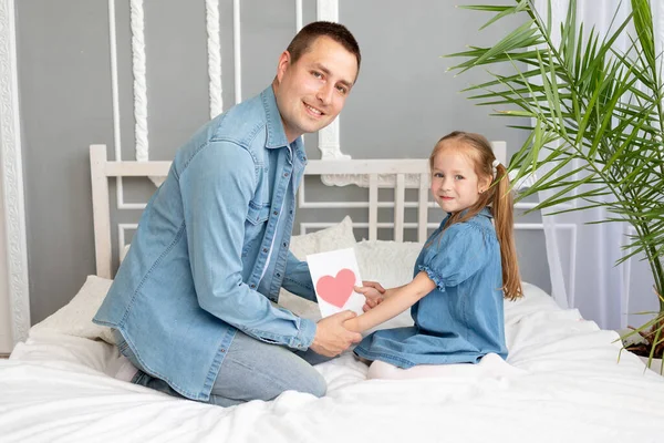 Conceito Dia Pai Uma Filha Menina Seu Pai Amado Cartão — Fotografia de Stock