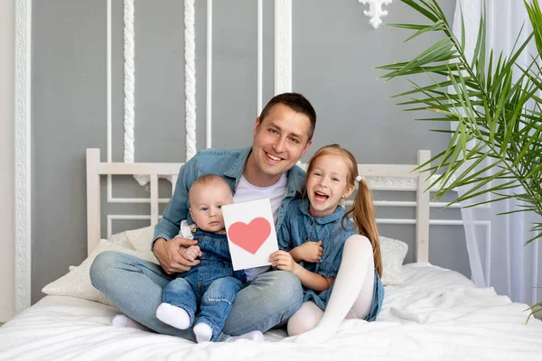Mutlu Aile Babası Evde Yatakta Bebek Tutuyor Babalar Günü Konsepti — Stok fotoğraf
