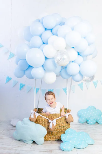 Bebê Balão Quente Voo Uma Criança Pequena Balão Azul — Fotografia de Stock