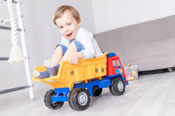 Niño Feliz Jugando Casa Montando Una Máquina Escribir Concepto Juego — Foto de Stock