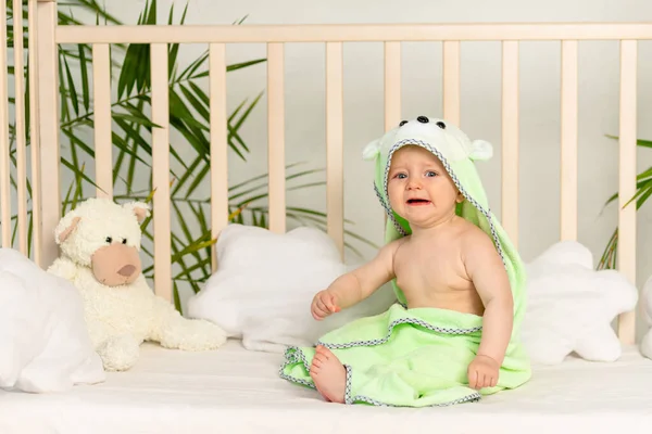 Chorando Menino Toalha Verde Após Banho Cama Casa — Fotografia de Stock