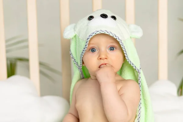 Retrato Niño Una Toalla Verde Después Baño Cama Casa Con —  Fotos de Stock