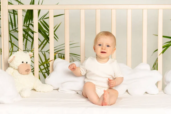 Bebé Niño Rubia Con Ojos Azules Body Blanco Una Cama —  Fotos de Stock