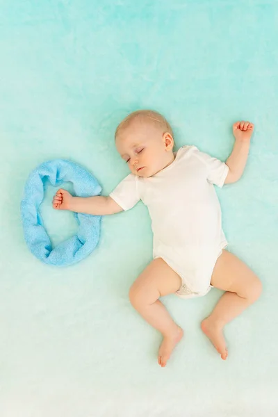 Baby Jongen Een Blauwe Achtergrond Slapen Met Een Grote Letter — Stockfoto