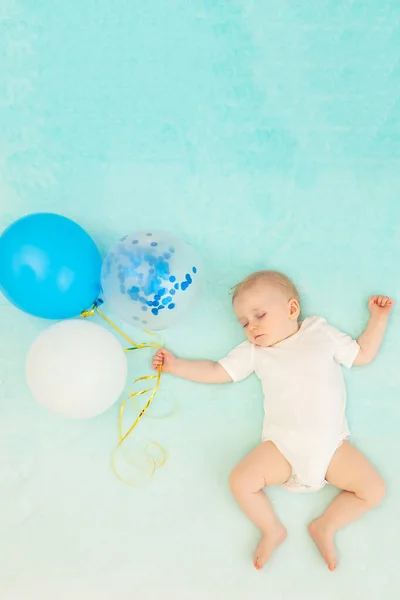 Bambino Uno Sfondo Blu Dorme Sogno Vola Con Palloncini Spazio — Foto Stock