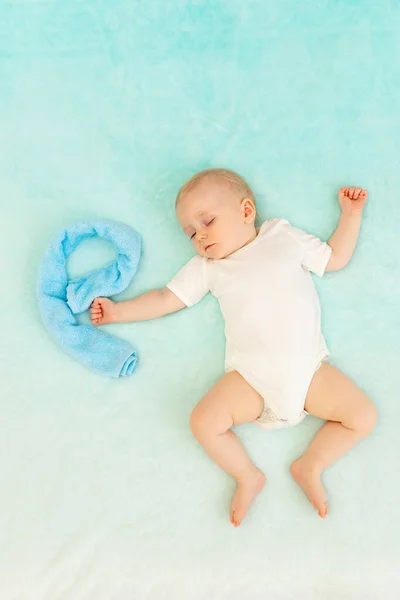 Baby Jongen Een Blauwe Achtergrond Slapen Met Een Grote Letter — Stockfoto