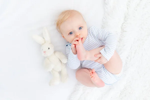 개월된 금발의 아기가 침대에서 — 스톡 사진