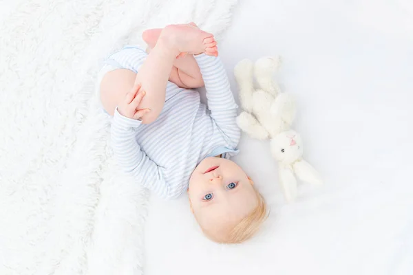 개월된 아이가 장난감을 침대에 — 스톡 사진