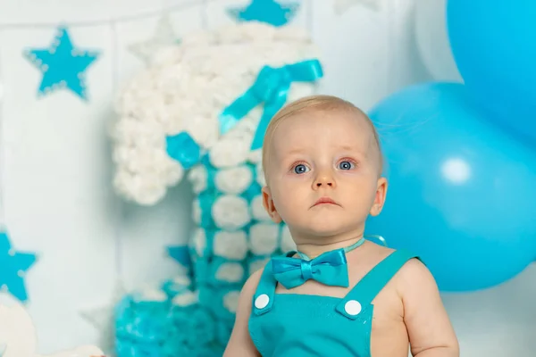 生日宴会上男婴的画像一岁身穿蓝色气球 假日和装饰观念的人的画像 — 图库照片