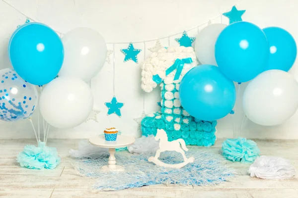 为一个一岁男孩的生日设计的带气球和蛋糕的照片区 度假和装饰的概念 — 图库照片