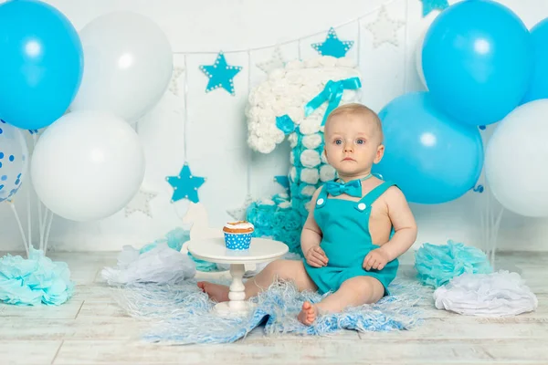 生日聚会一岁的男孩 身穿蓝色衣服 头戴气球 头戴蛋糕 有节日装潢的概念 婴儿头戴蛋糕 — 图库照片