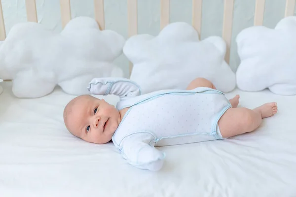 Nouveau Bébé Garçon Sourit Couché Sur Dos Crèche Sur Lit — Photo