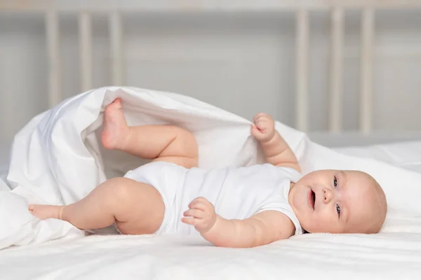 Sabahları Yatakta Mutlu Bir Bebek Çocuklar Için Tekstil Çarşaf Yeni — Stok fotoğraf