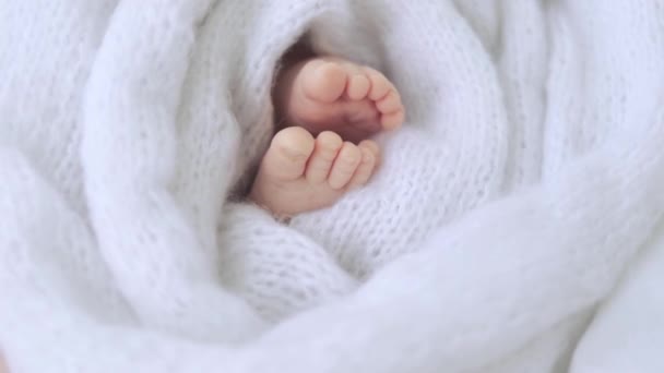 The feet of a small child in a white cloth house close-up, the heels of a newborn sleeping baby — Stock Video