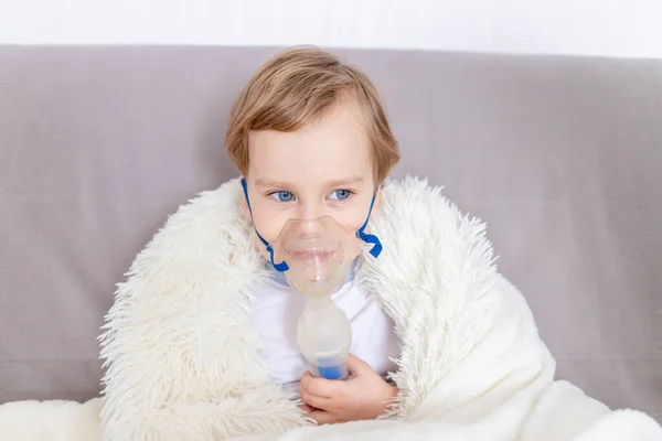 Zieke baby jongen met inhalator behandelt keel thuis, het concept van gezondheid en inhalatie behandeling — Stockfoto