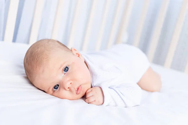 Aranyos újszülött hason kiságy pamut ágy otthon, egészséges alvás koncepció — Stock Fotó