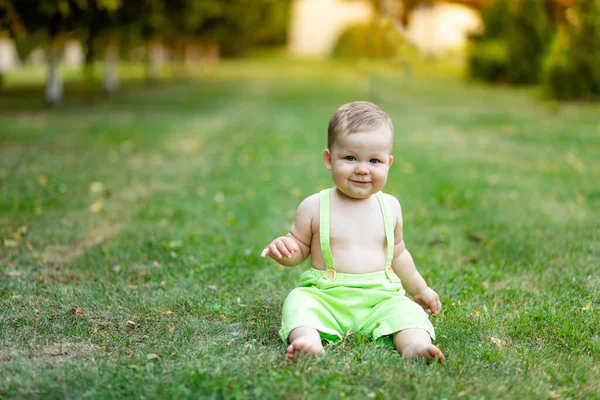 Menino Sorridente Seis Meses Sentado Gramado Verde Verão Shorts Pôr — Fotografia de Stock