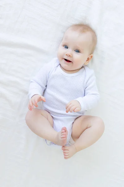Lächelndes Sechs Monate Altes Mädchen Spielt Mit Auf Dem Rücken — Stockfoto