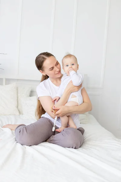 Mutlu Anne Bebeği Kollarında Tutuyor Onunla Oynuyor Evde Yatakta Ona — Stok fotoğraf