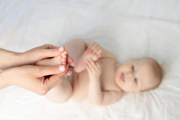 Masör Annenin Elleri Bebeğe Ayak Masajı Yapar Ellerine Odaklanır — Stok fotoğraf