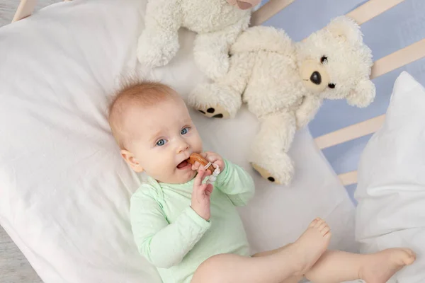 Baby Sechs Monate Alt Mit Holzzahn Auf Weißem Baumwollbett Hause — Stockfoto