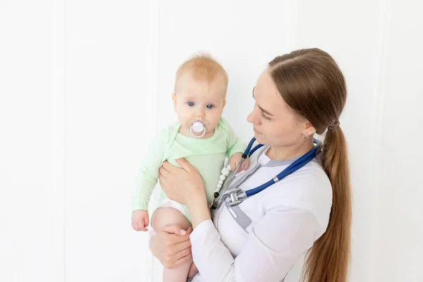 Bir Doktor Steteskopla Bebeği Muayene Eder Sağlık Ilaç Kavramı — Stok fotoğraf