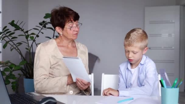 Un insegnante o tutor cerca di spiegare una lezione a uno studente a casa, il concetto di apprendimento a casa — Video Stock