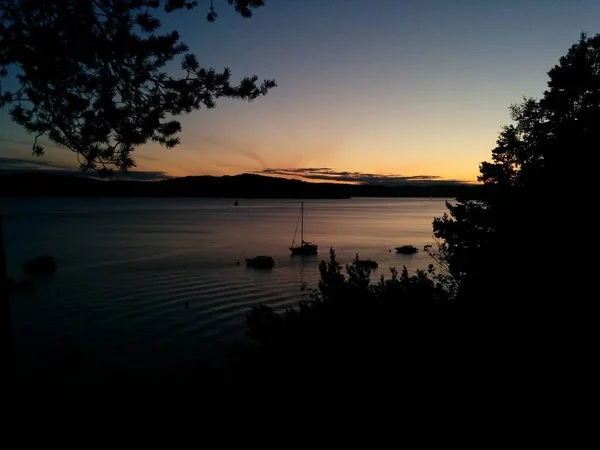 Sonnenuntergang Über Dem See Mit Kleinen Booten — Stockfoto