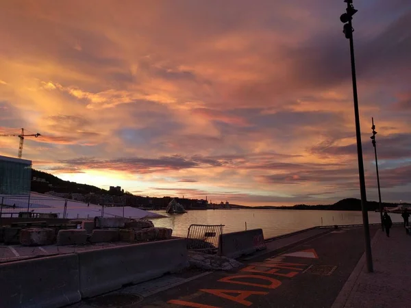 Farbenfroher Sonnenuntergang Über Dem Meer Der Stadt — Stockfoto