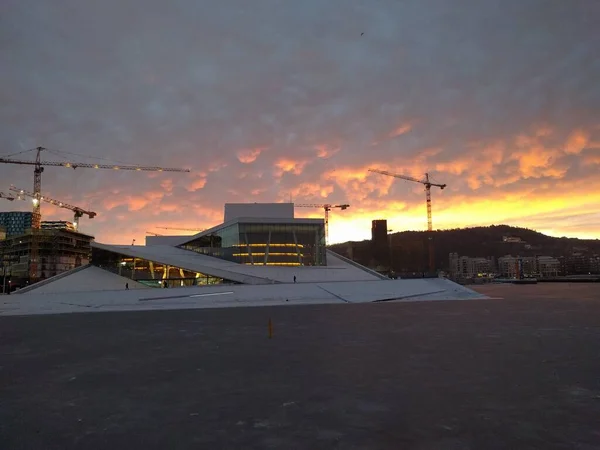 Auringonlasku Satamassa Kaupungin Talvella — kuvapankkivalokuva