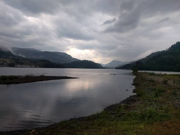 Nuages Sur Lac Avec Vue Sur Petite Ville — Photo