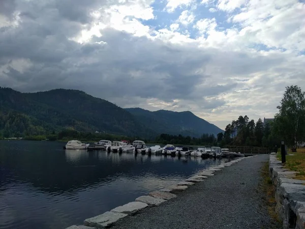 Lac Dans Les Montagnes Avec Ciel Bleu Nuages Bateaux Sur — Photo