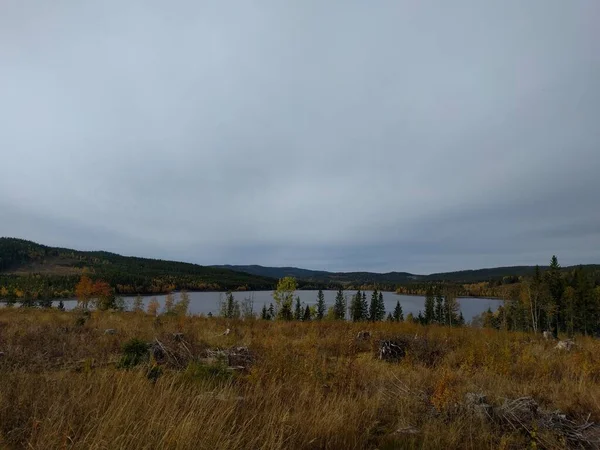 Nubes Sobre Lago Otoño Con Bosque — Foto de Stock