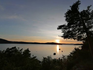 Gölün üzerinde gün batımı Küçük tekneler ve güzel renkler